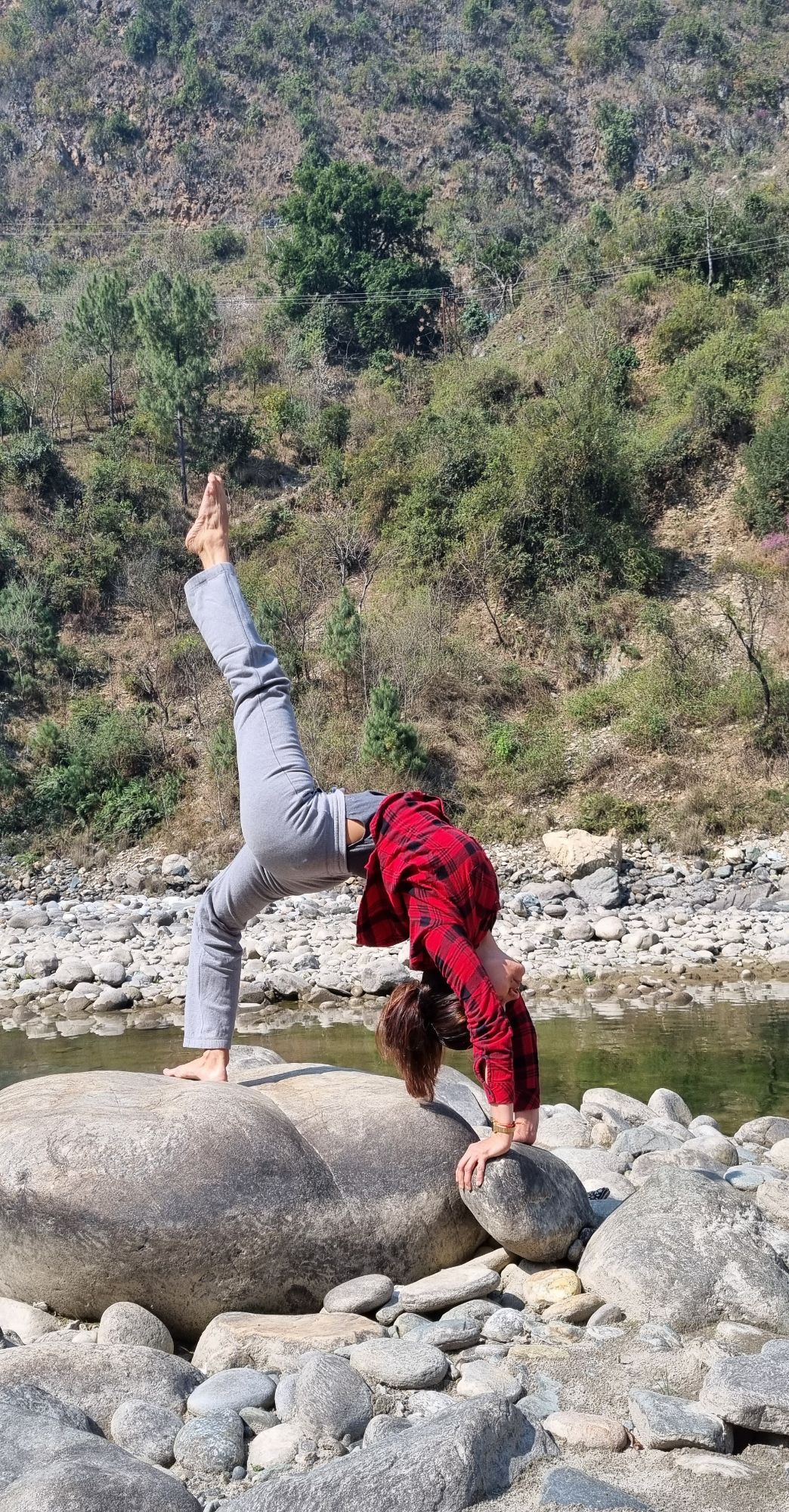 ek pada urdhva dhanurasana.