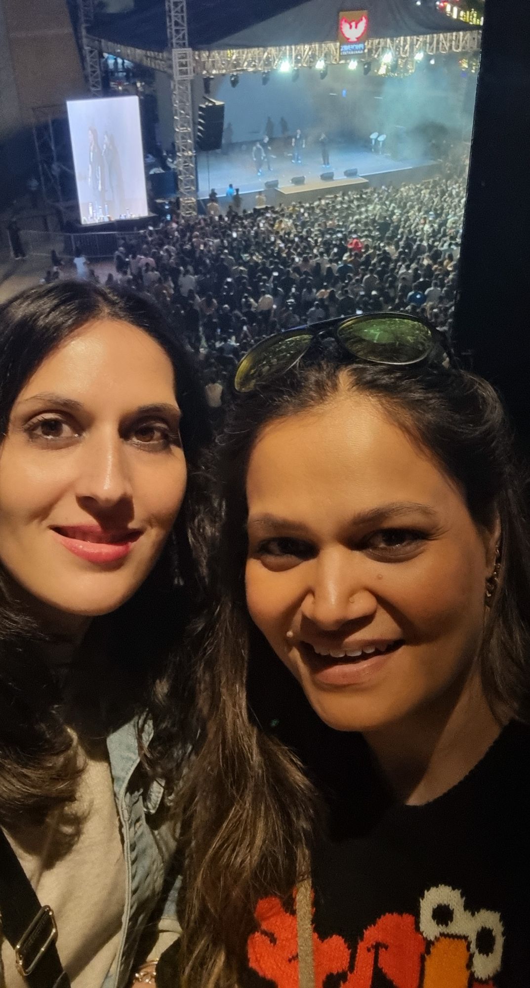 Look at the crowd waiting to watch 'Blue'.